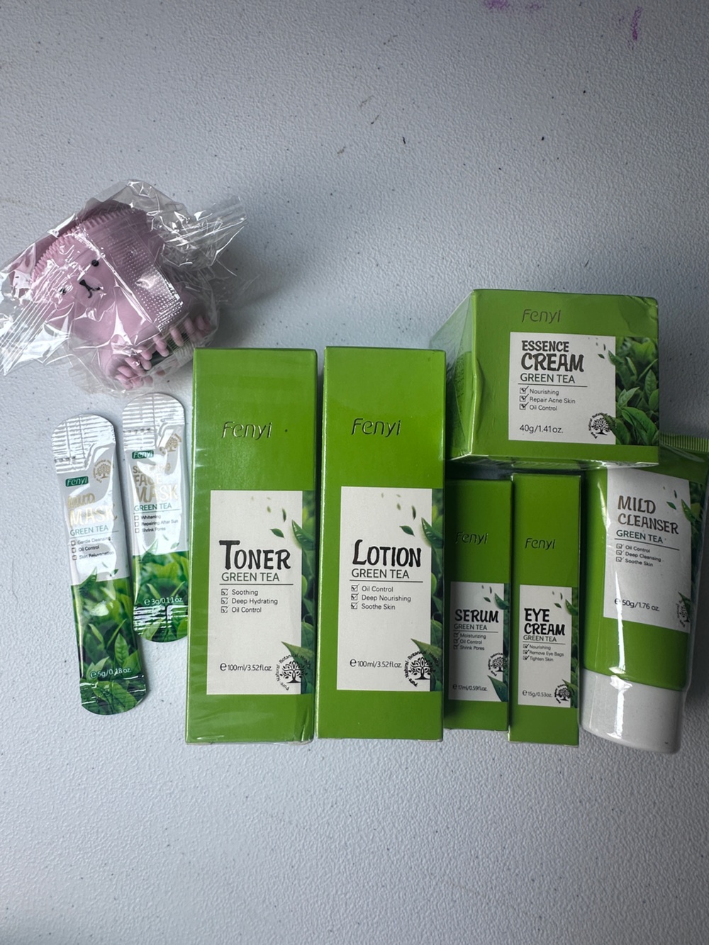 Fenyi Green Tea Skincare Set in Bright Green